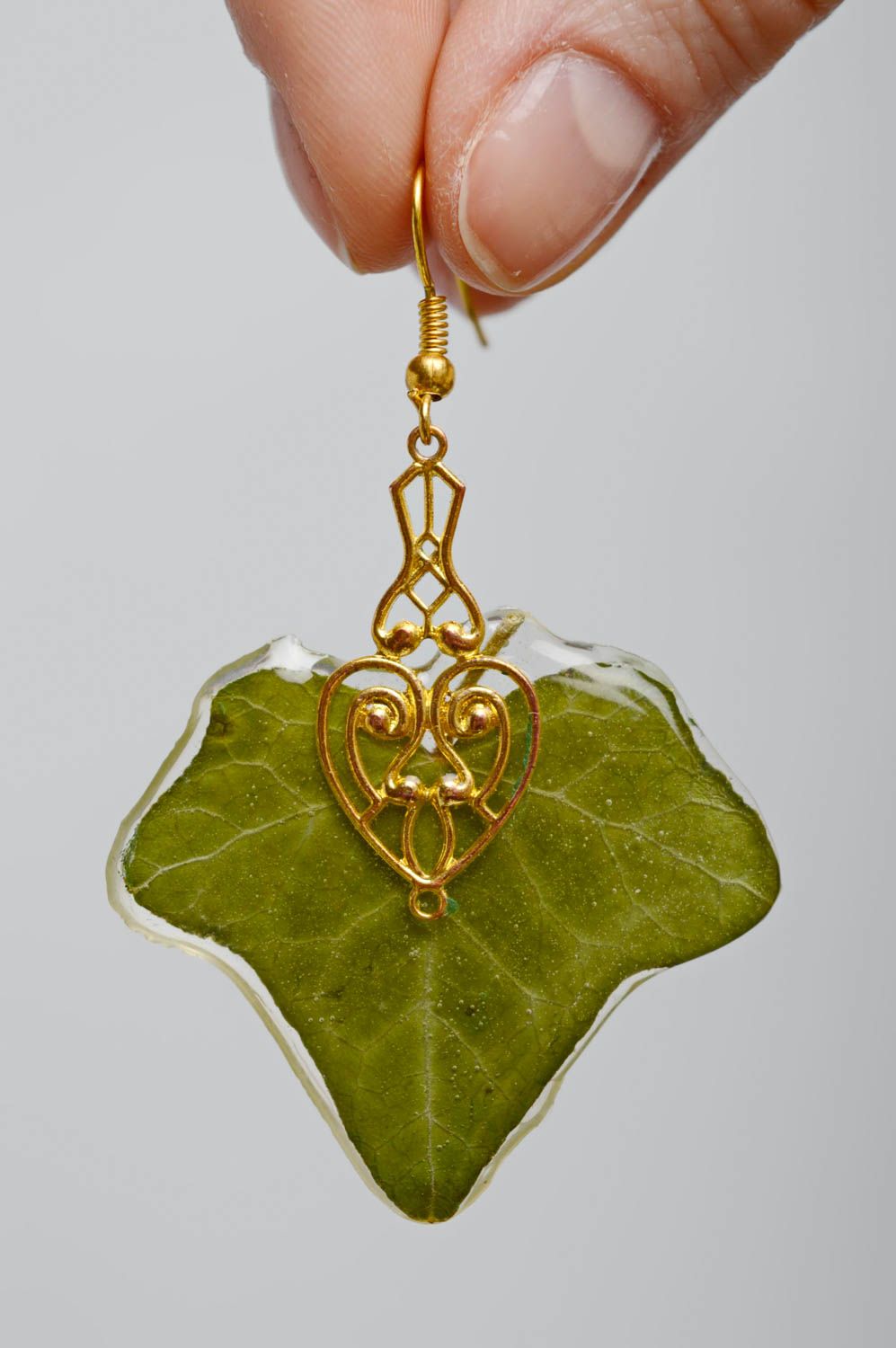 Pendientes hechos a mano con hojas naturales de hiedra en resina epoxi foto 3