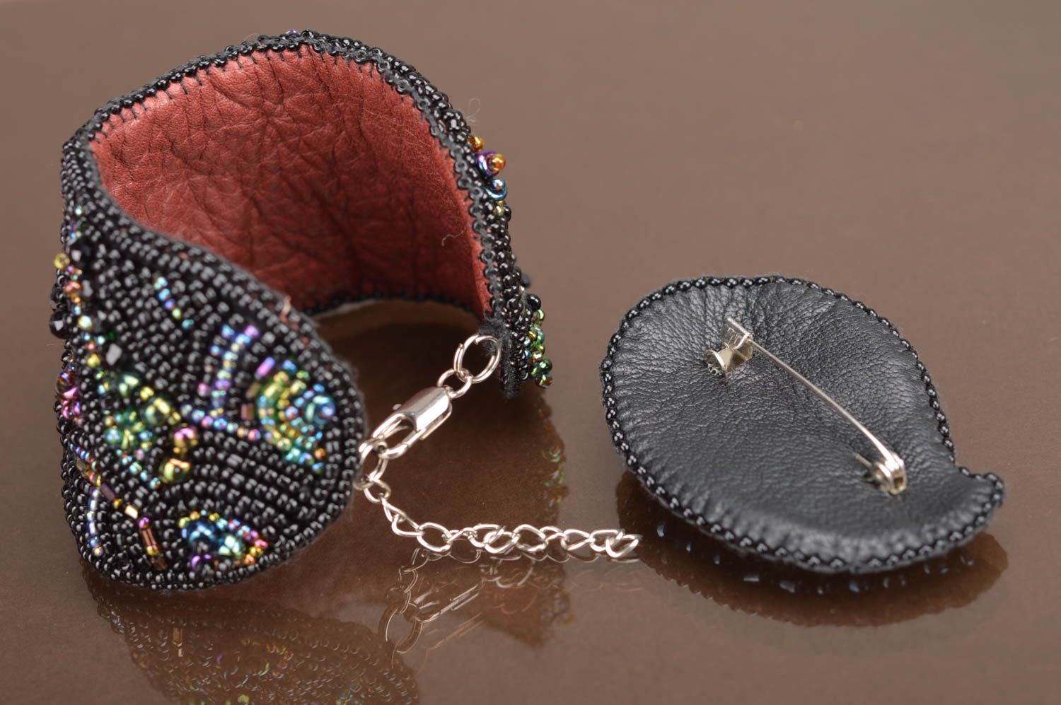 Parure de bijoux broche bracelet noirs brodés de perles de rocaille faits main photo 5
