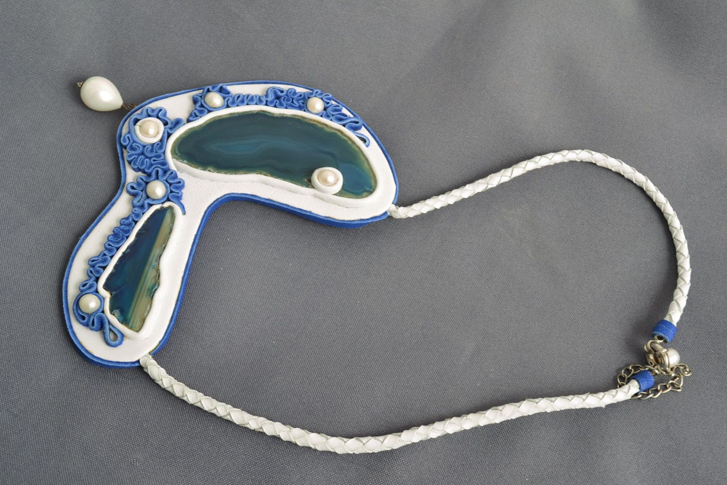 Кожаное колье гривна ожерелье на шею с агатовым срезом и жемчугом ручная работа фото 5
