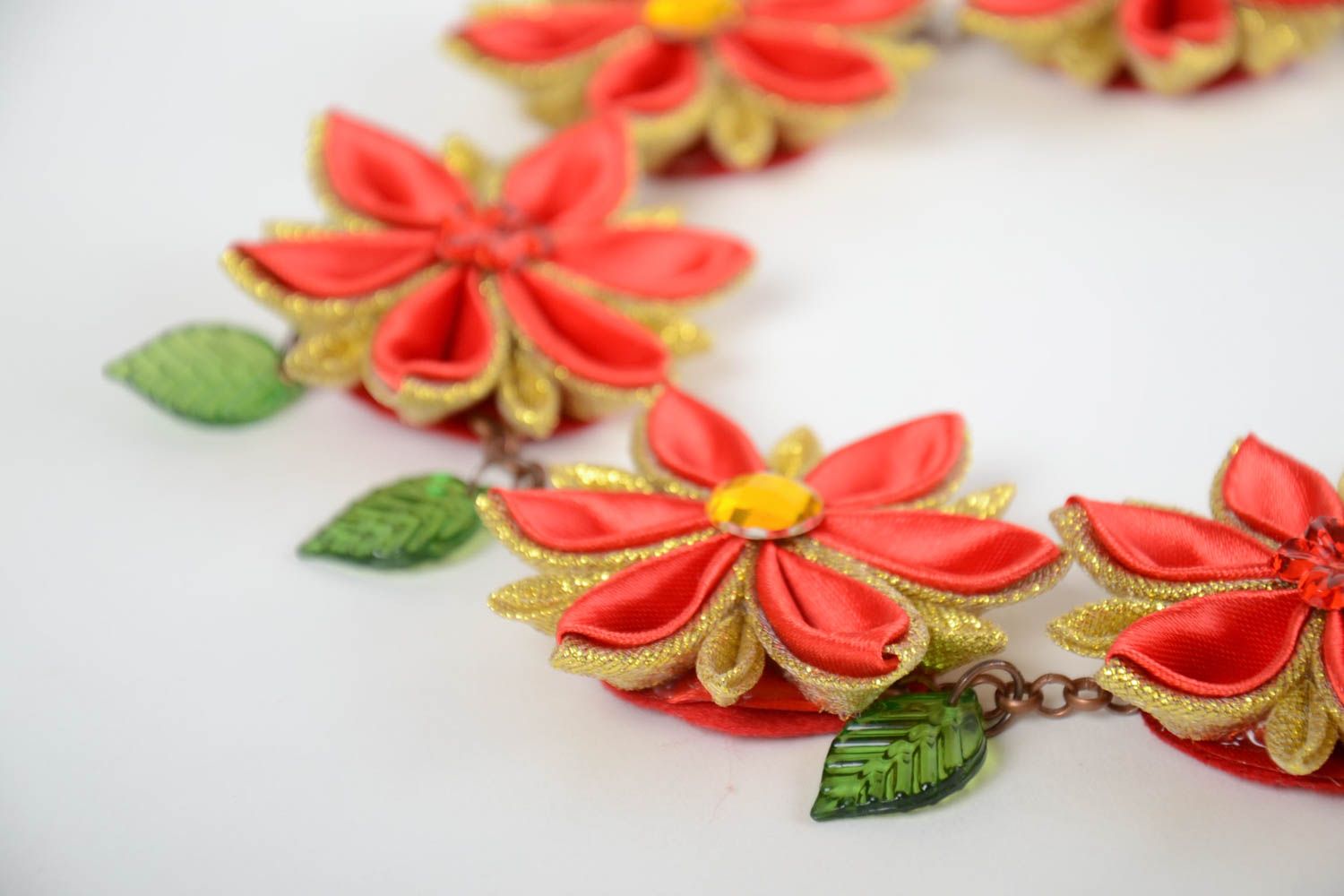 Handmade massives Collier mit Kanzashi Blumen aus Atlasbändern schön rot foto 3