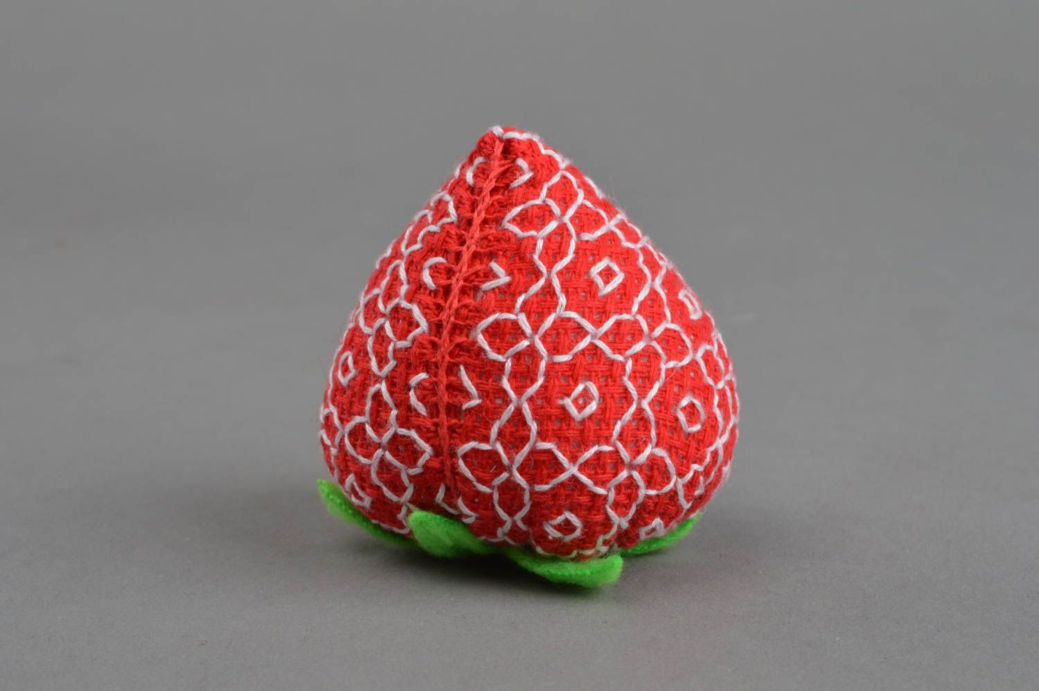 Ungewöhnliches weiches rotes handgemachtes Spielzeug Erdbeere mit Kanevas foto 3