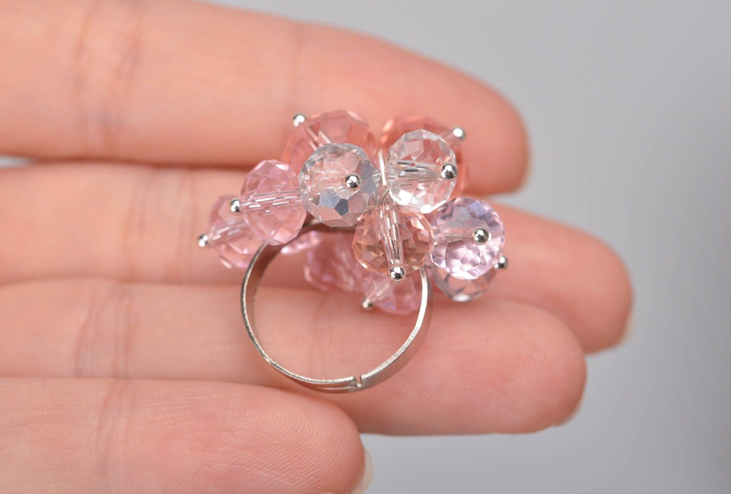 Розовое кольцо из стекляруса на металлической основе аксессуар ручной работы фото 2
