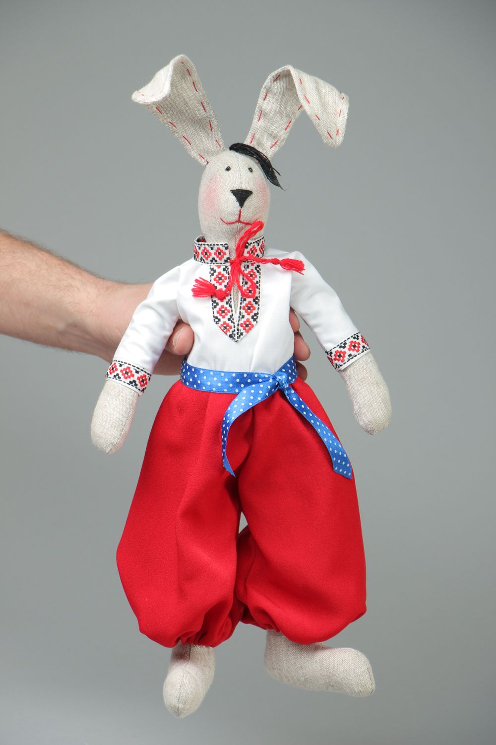 Kuscheltier Hase aus Textil im traditionellen ukrainischen Kostüm foto 3