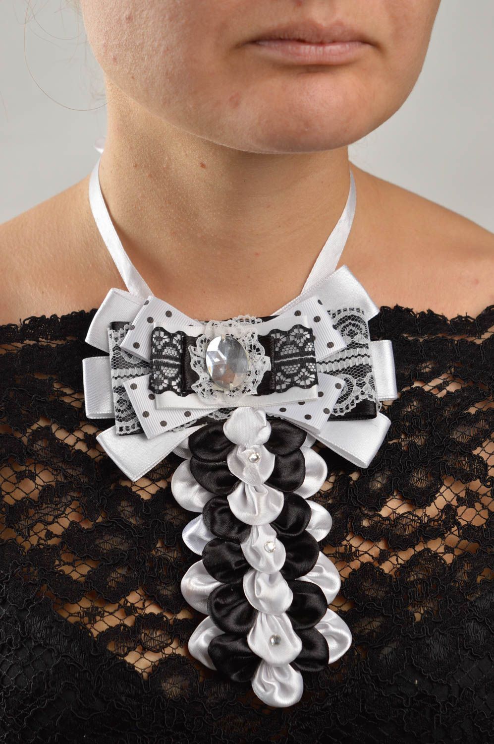 Необычный подарок ручной работы женский галстук черно белый аксессуар из лент фото 5
