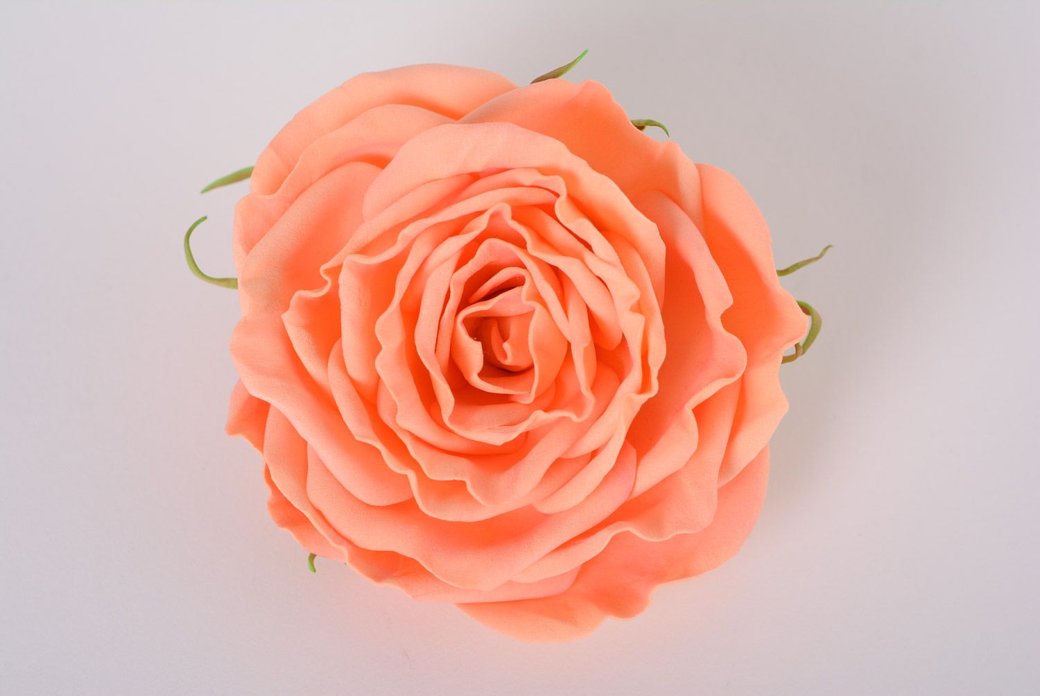 Яркая заколка для волос из фоамирана ручной работы в виде бутона розы оранжевая фото 1