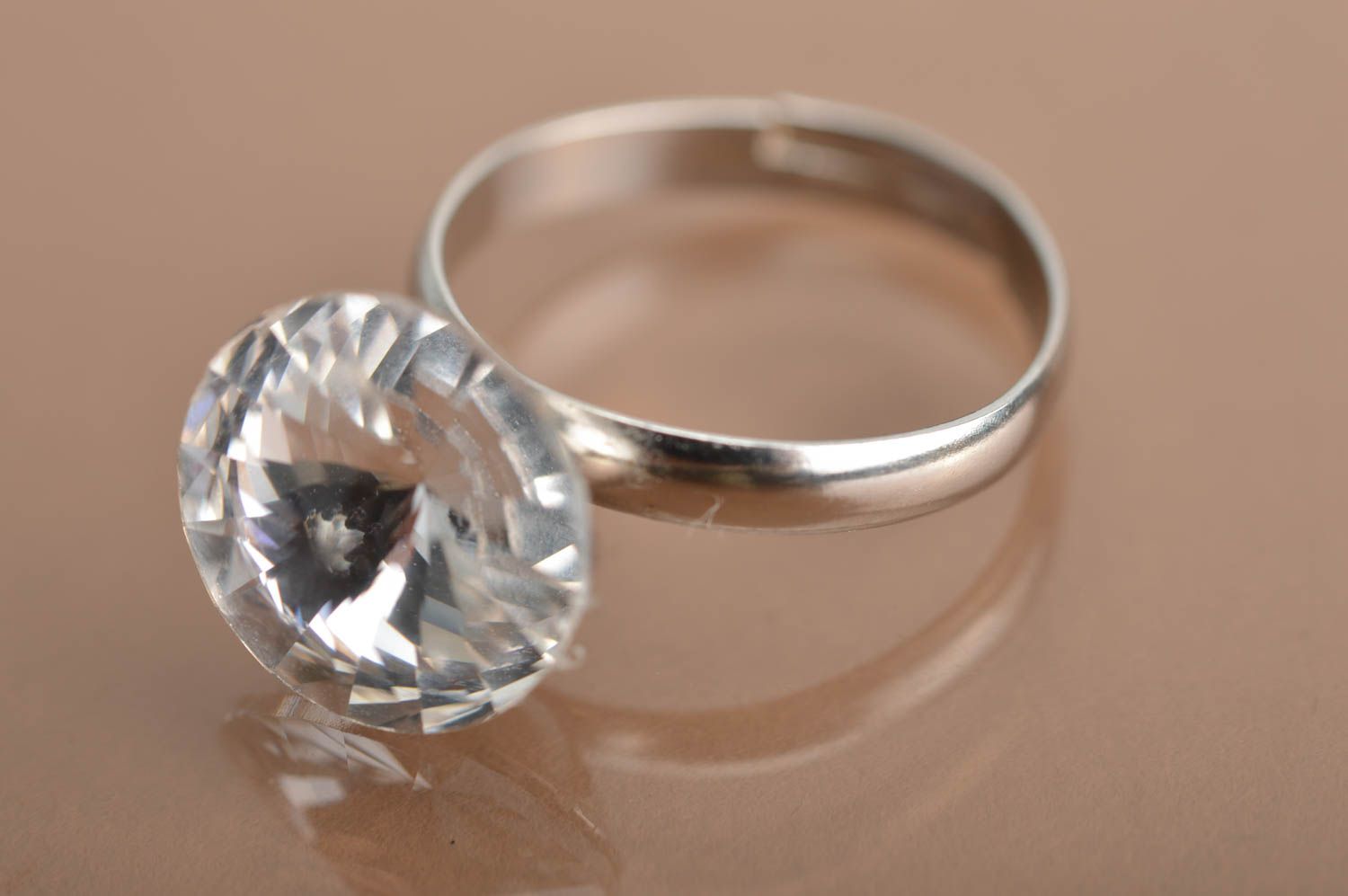 Schöner zarter Damen Ring mit Kristall auf Metall Basis Weißer Glanz foto 2