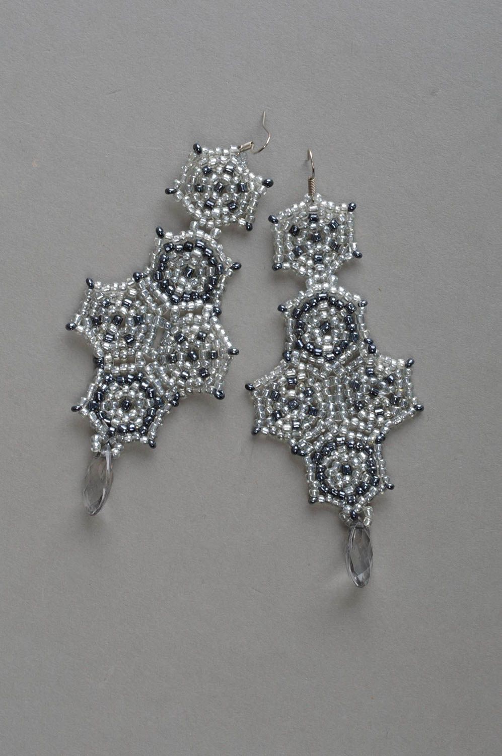 Räumige schöne Gehänge Ohrringe aus Glasperlen und Perlen stilvoll handmade foto 2