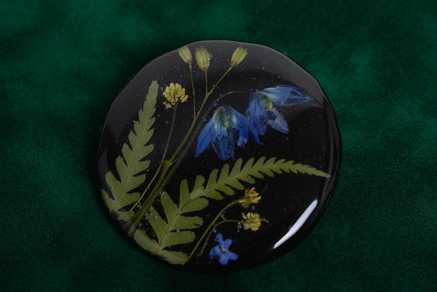 Broche avec fleurs séchées bleues en résine époxyde faite main ronde noire photo 3