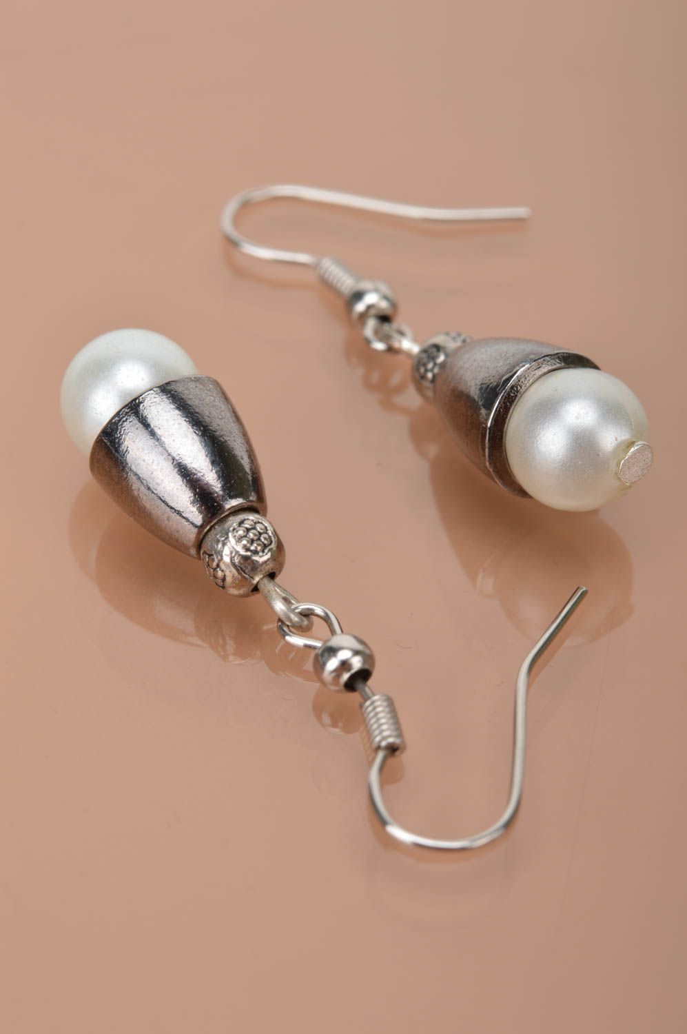 Boucles d'oreilles en métal faites main avec perles d'imitation originales photo 5