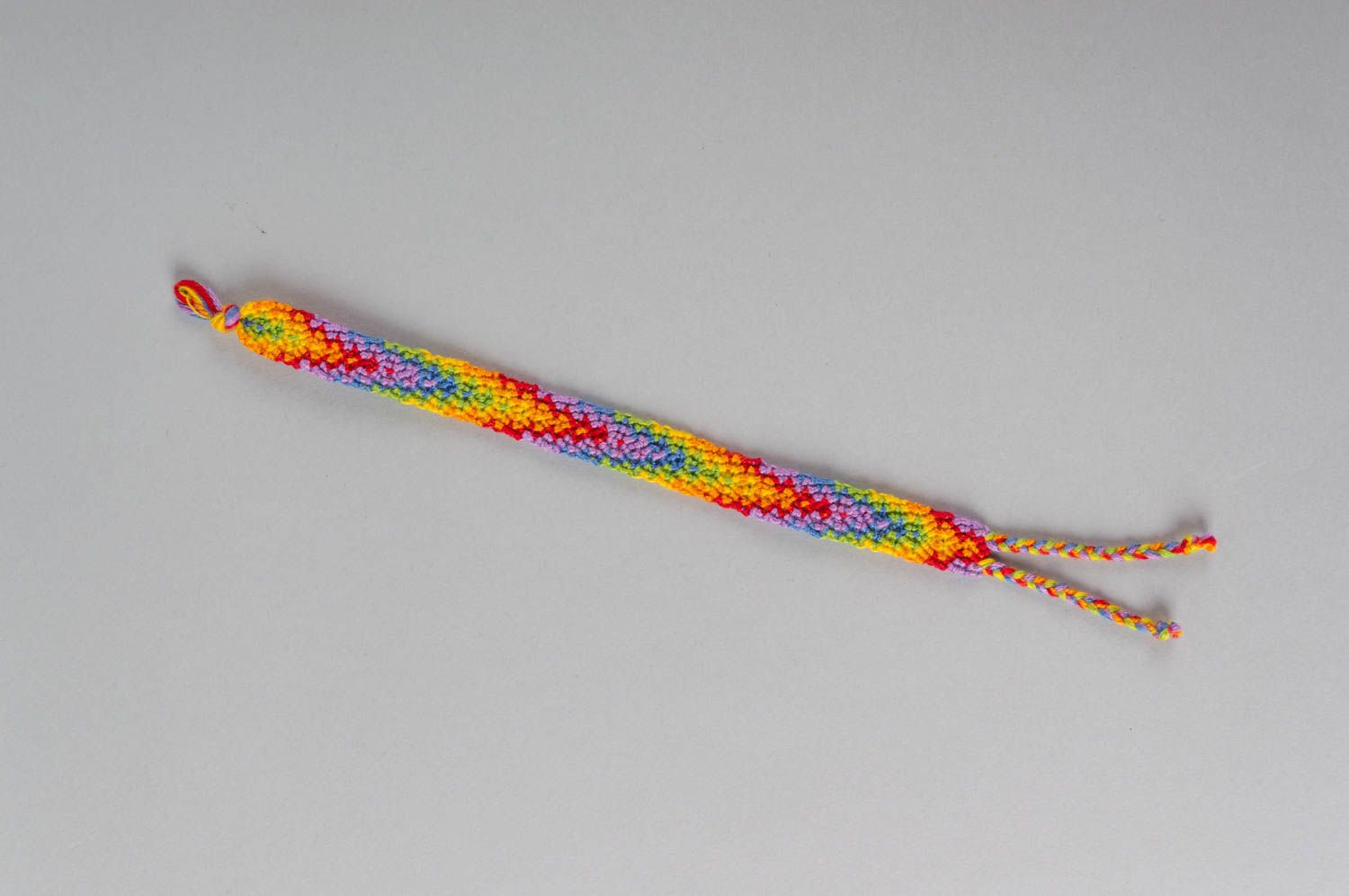Плетеный нитяной браслет радужной расцветки ручной работы красочный красивый фото 2