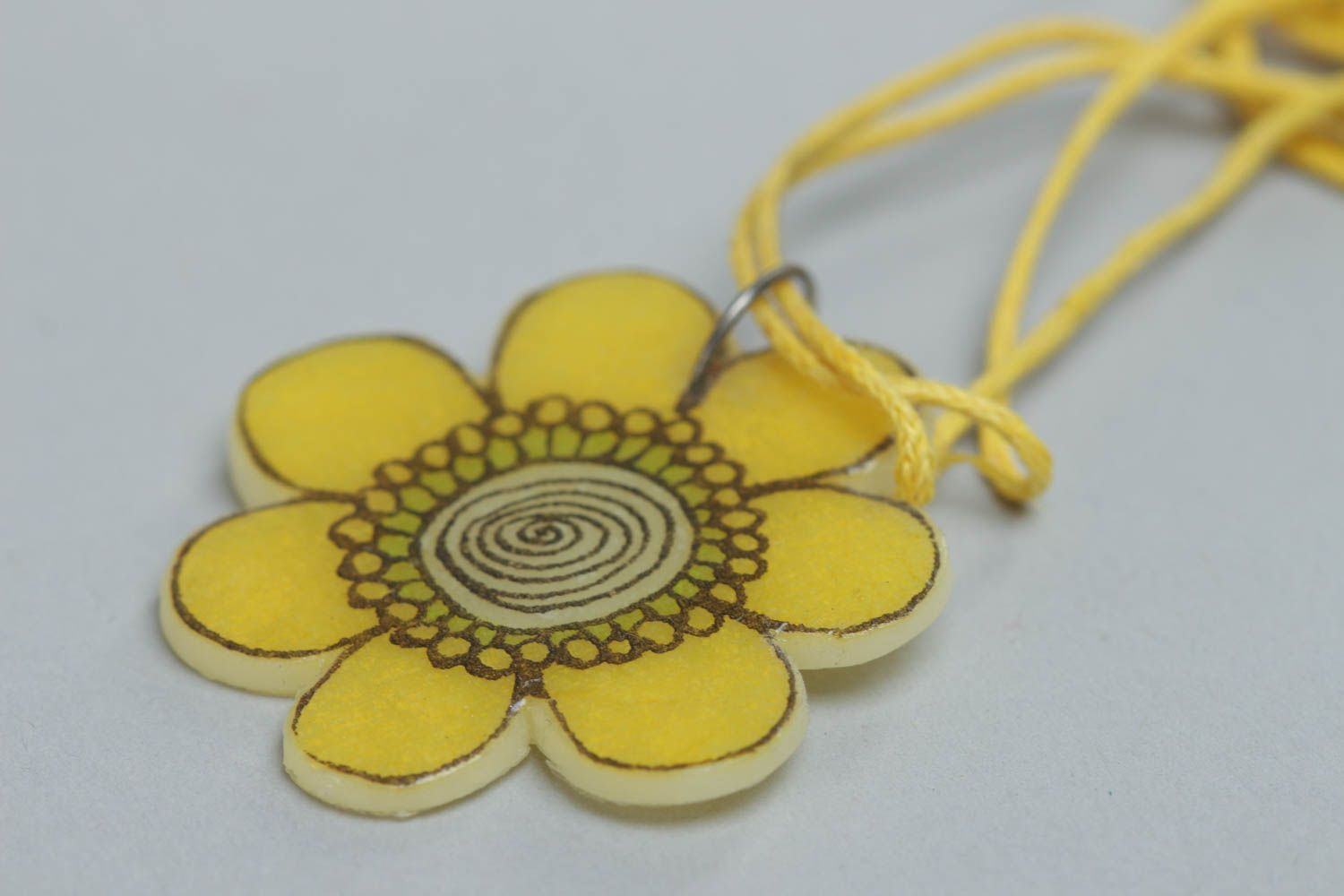 Handgemachter Anhänger Blume aus Polymer Ton gelb an Schnur originell elegant foto 3
