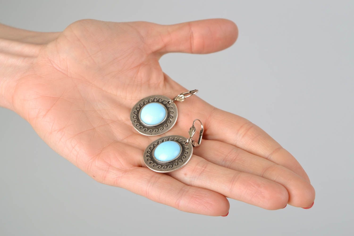 Boucles d'oreilles pendantes rondes métalliques faites main avec cabochons bleus  photo 2