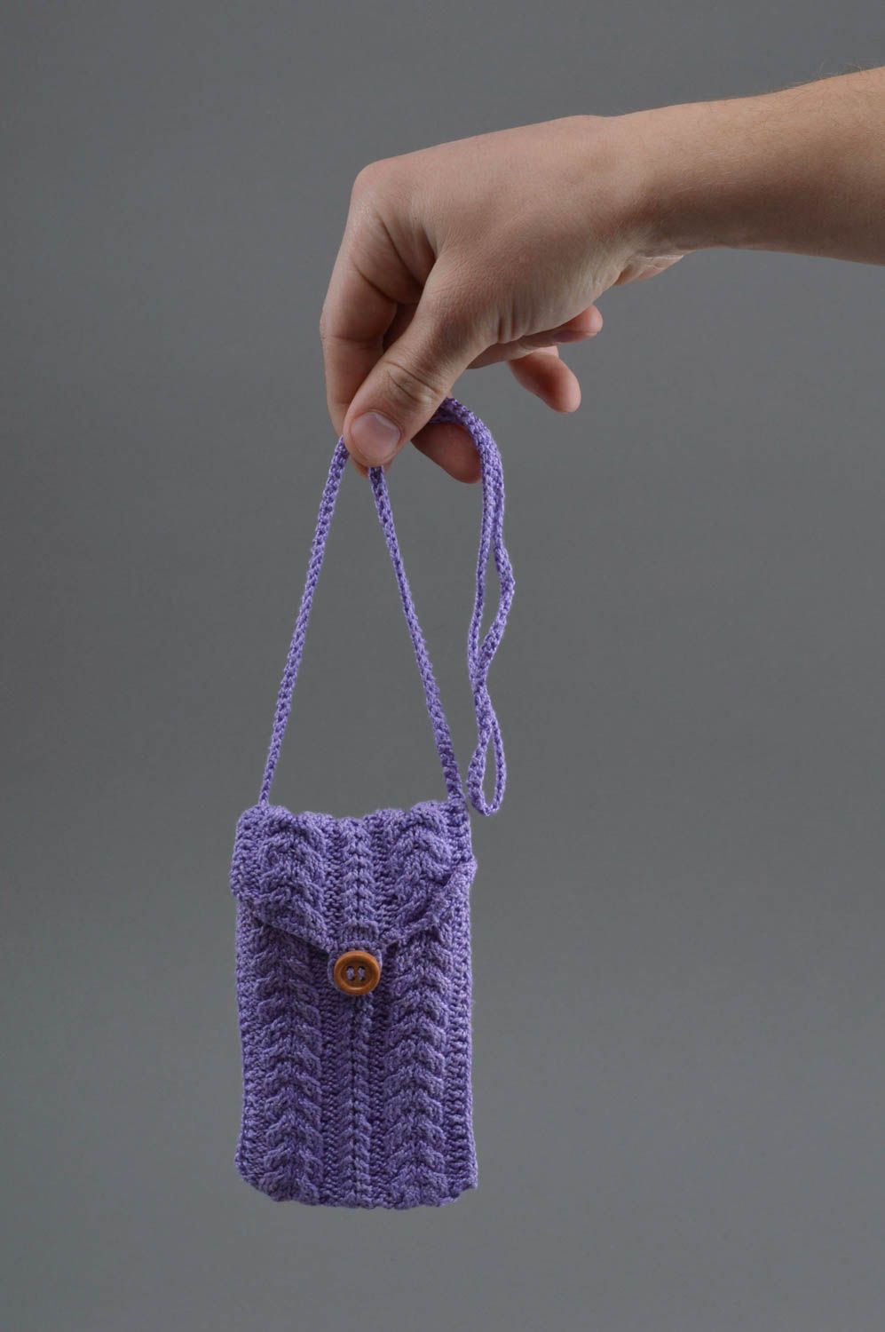 Étui téléphone tricoté violet avec bouton et poignée fait main accessoire design photo 4