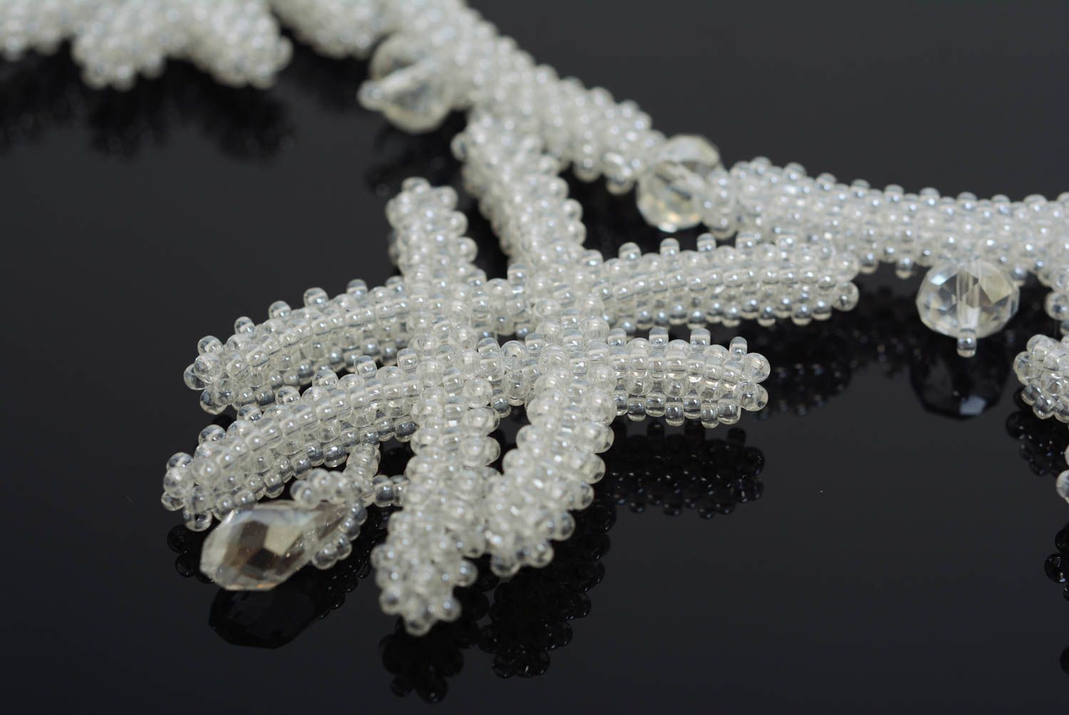 Ожерелье из бисера белое с бусинами красивое необычное нарядное ручной работы фото 2