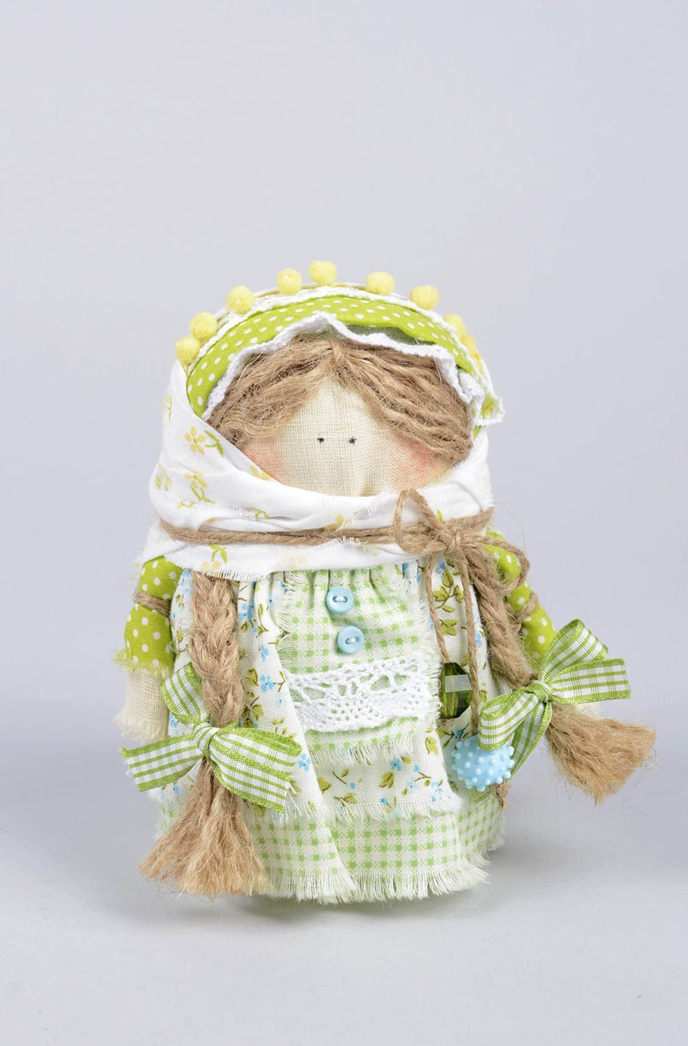 Muñeca de tela hecha a mano juguete tradicional objeto de decoración  foto 2