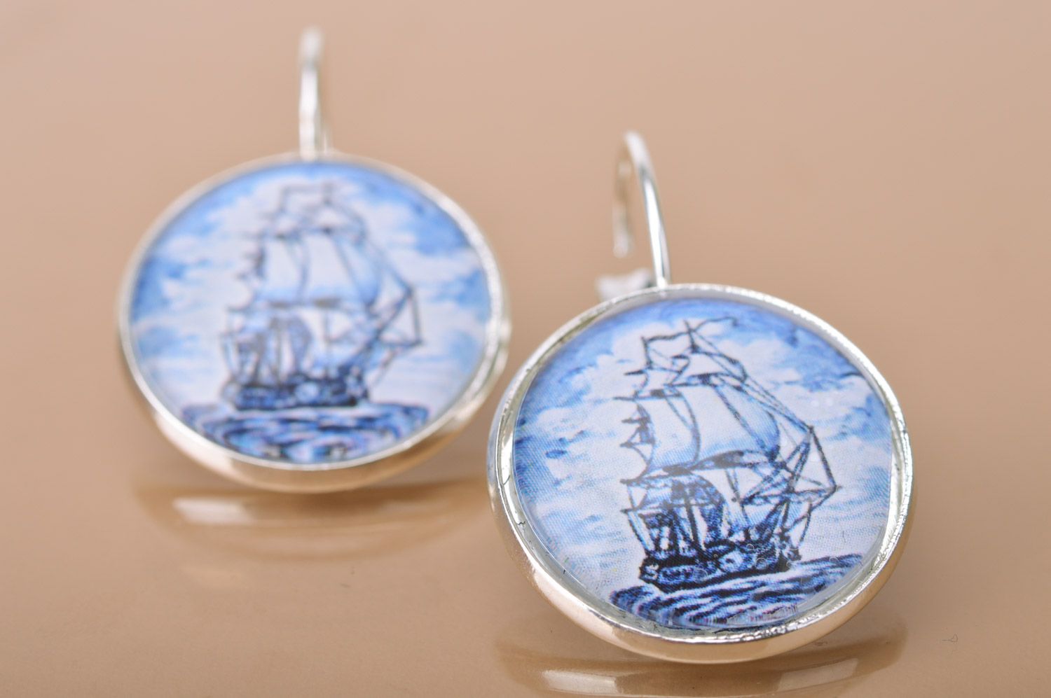 Runde kleine blaue handmade Ohrringe mit einem Print unter Glas im Marine Stil  foto 2