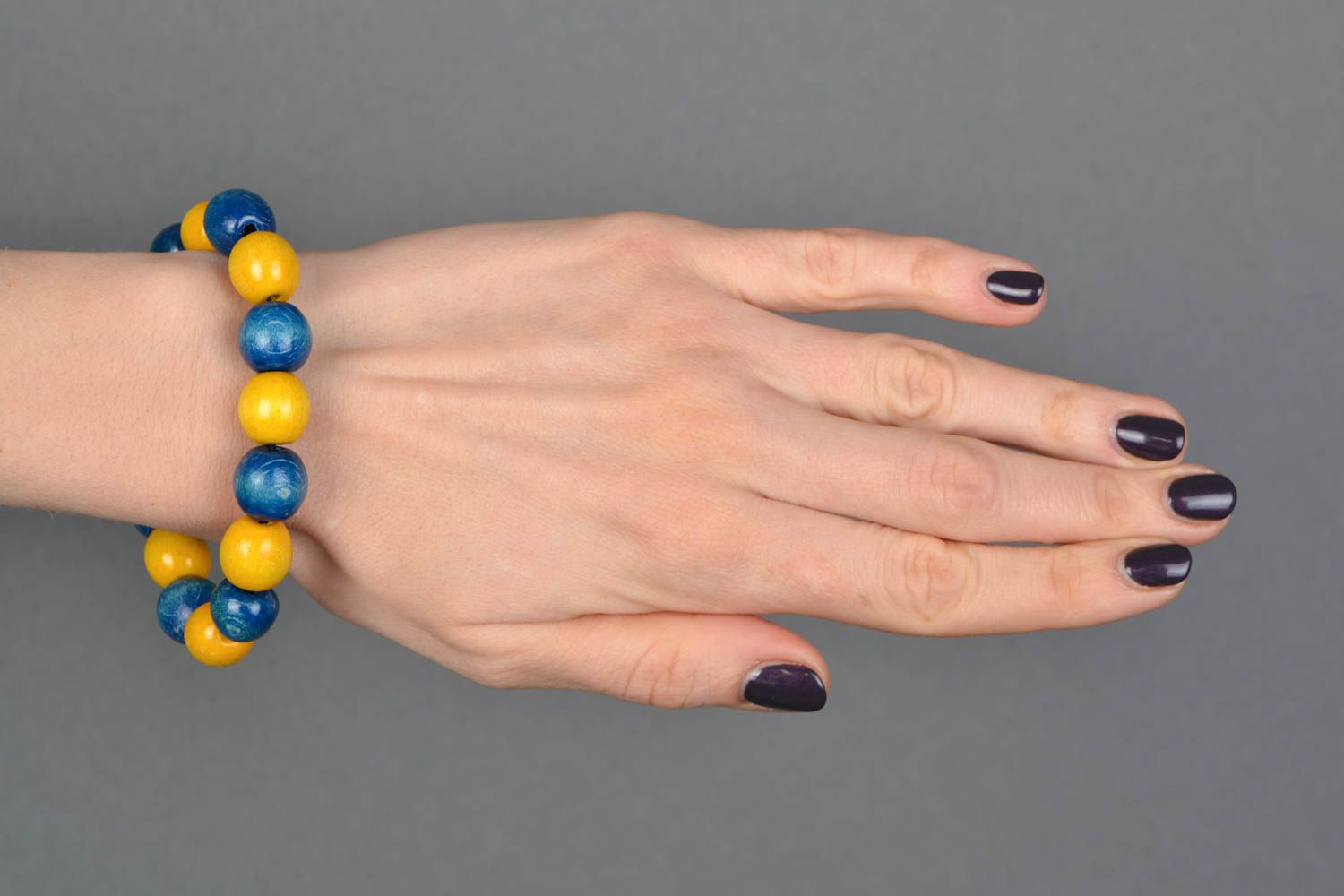 Bracelet en bois sur élastique bleu jaune style ethnique fait main pour femme photo 3