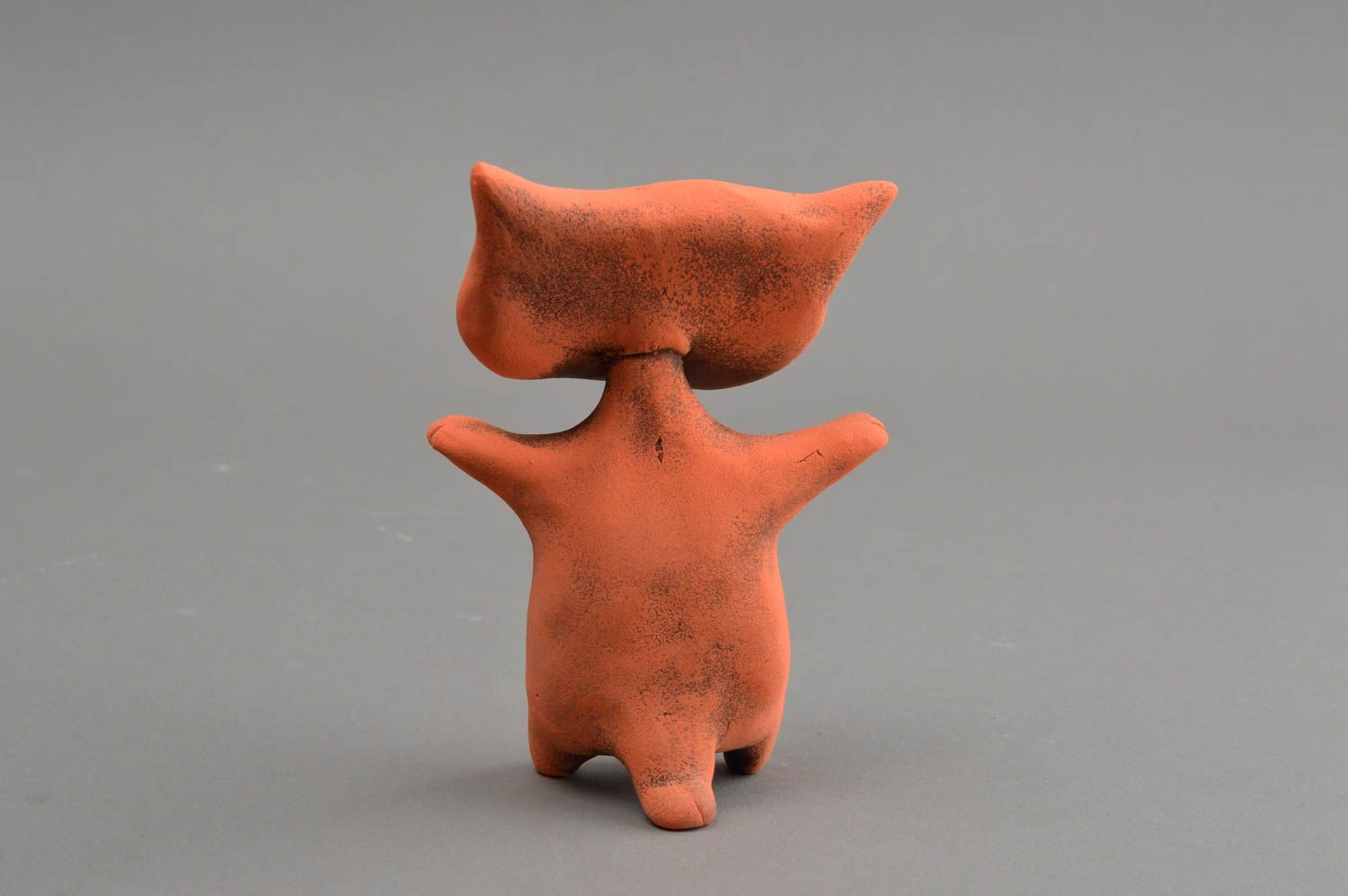 Оранжевая глиняная статуэтка ручной работы в виде кота расписанная красками фото 5