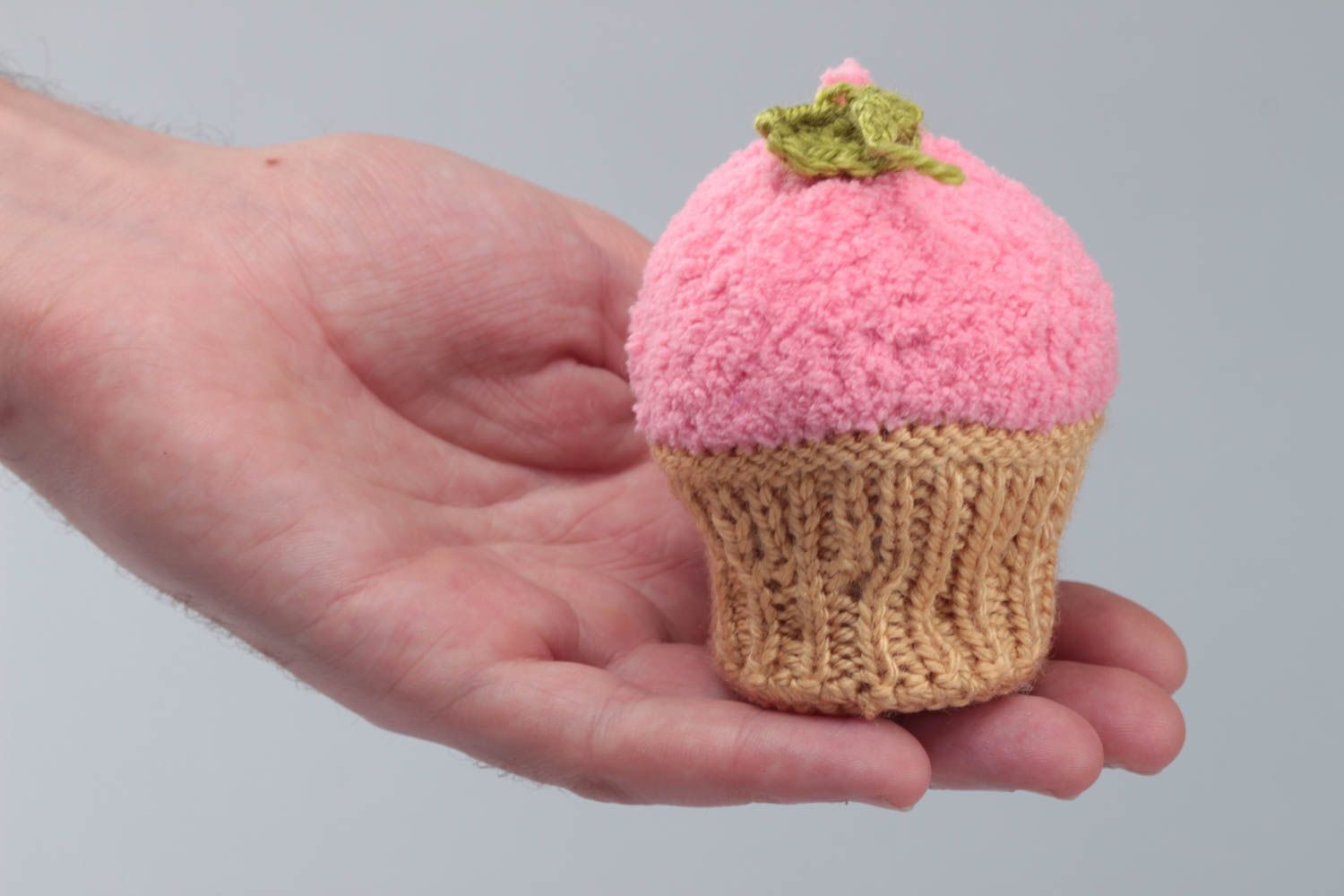 Розовая мягкая вязаная игрушка в виде пирожного из акрила крючком ручной работы фото 5