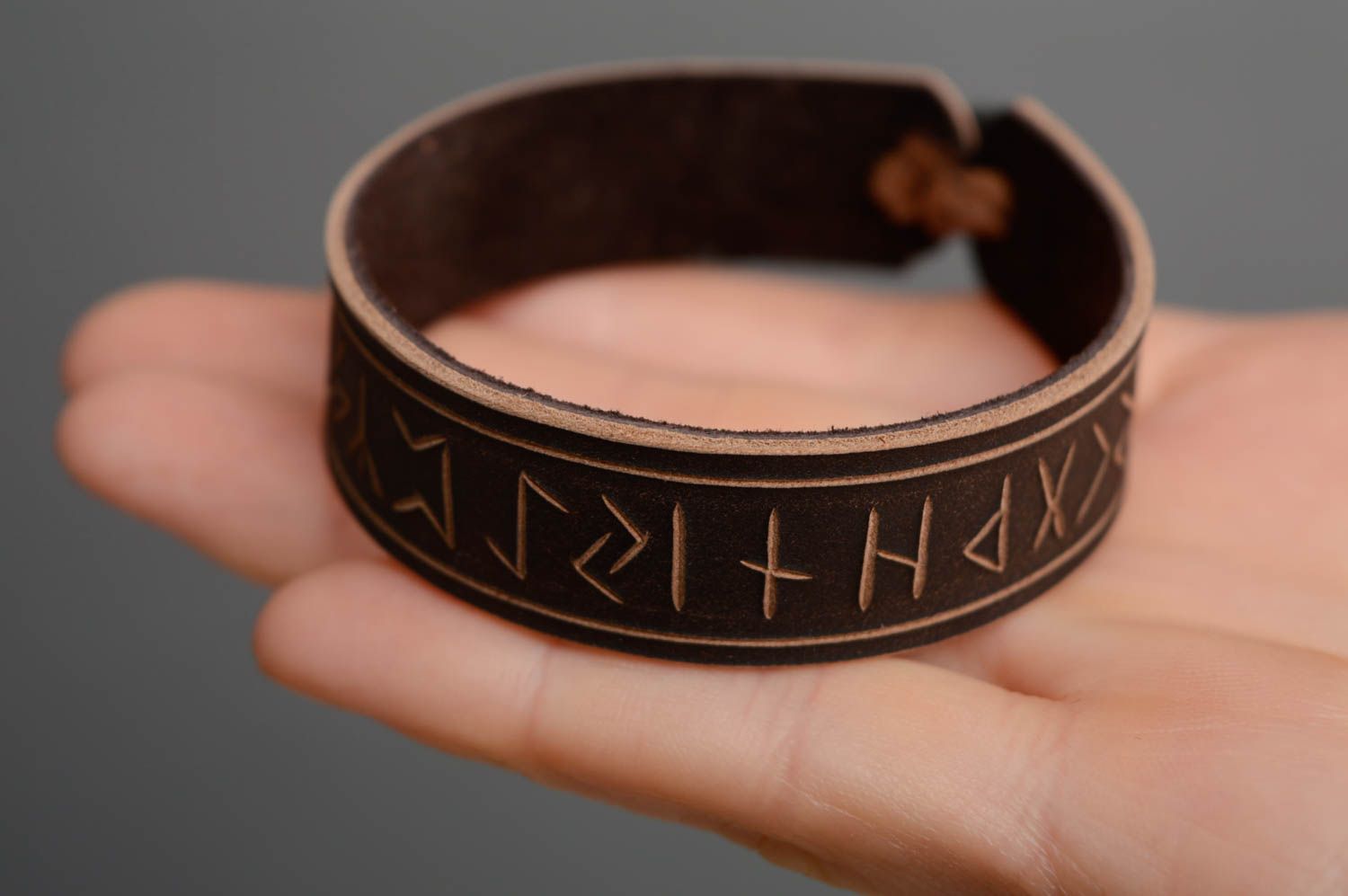 Bracelet fait main de vrai cuir avec runes accessoire talisman couleur marron photo 4