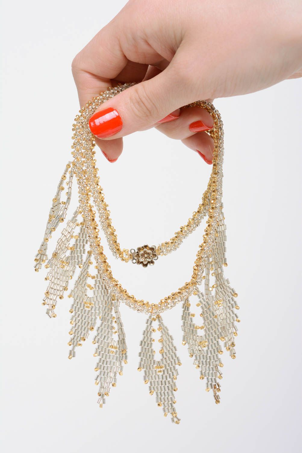 Ожерелье из бисера золотистого цвета нежное красивое ручной работы плетеное фото 4