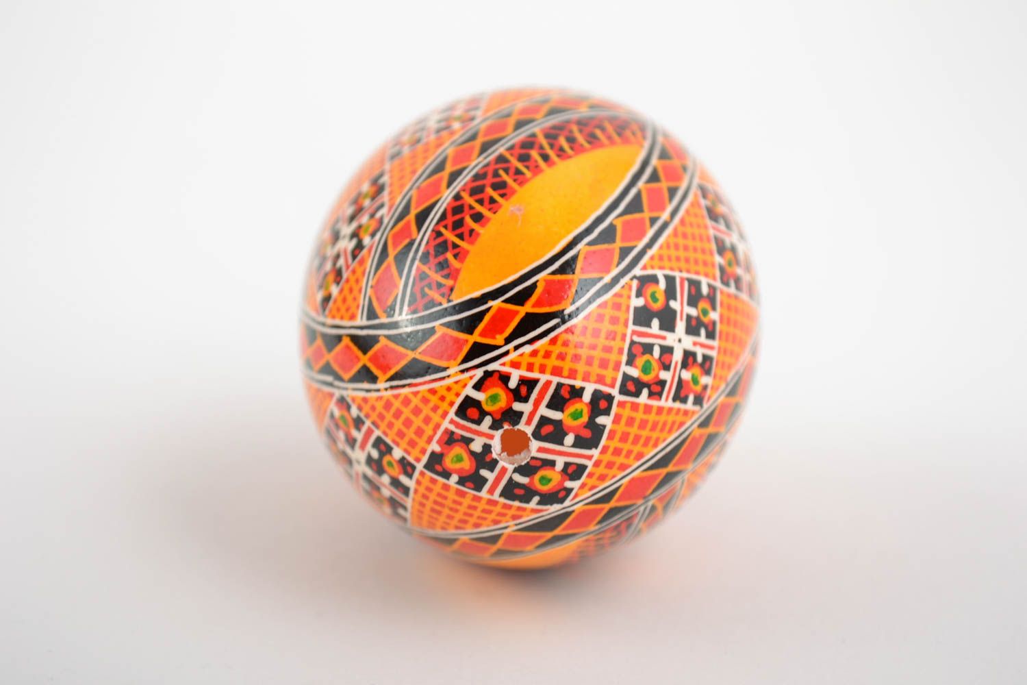 Huevo de Pascua pintado con arcílicos artesanal bonito en tonos anaranjados foto 5