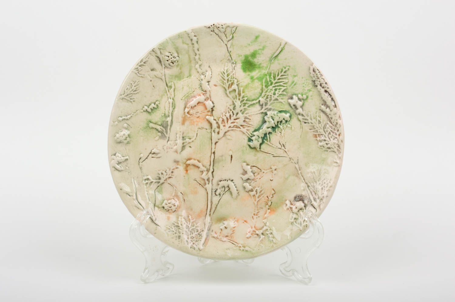 Круглая тарелка из белой глины ручной работы с узорами расписанная глазурью фото 1