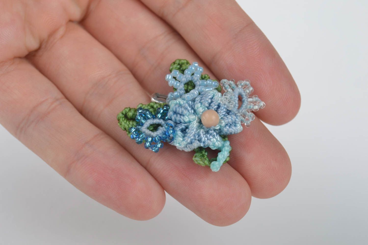Broche textile Bijou fait main fleur bleue technique de macramé Accessoire femme photo 5