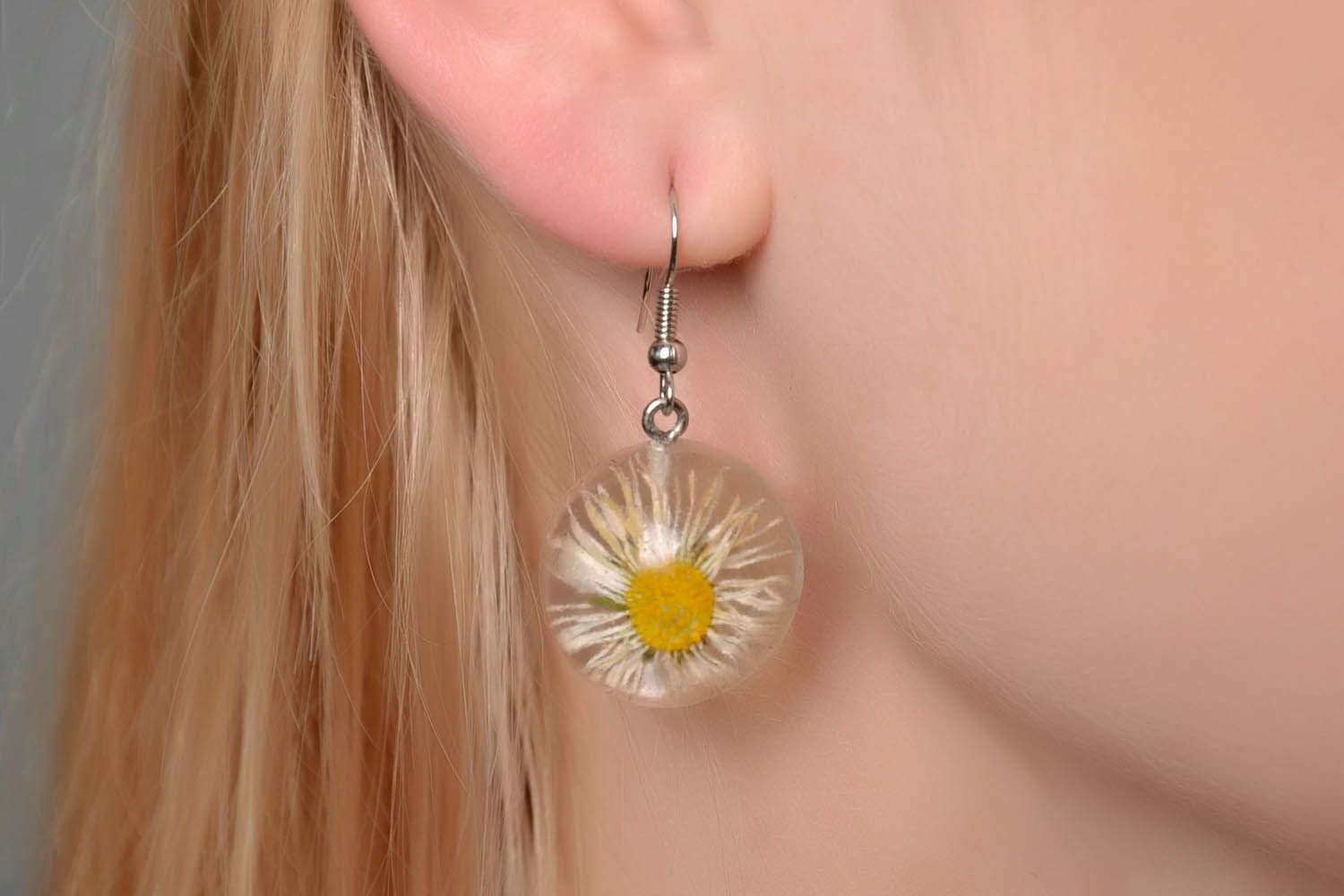 Boucles d'oreilles en résine époxy de vraies fleurs Marguerites photo 4