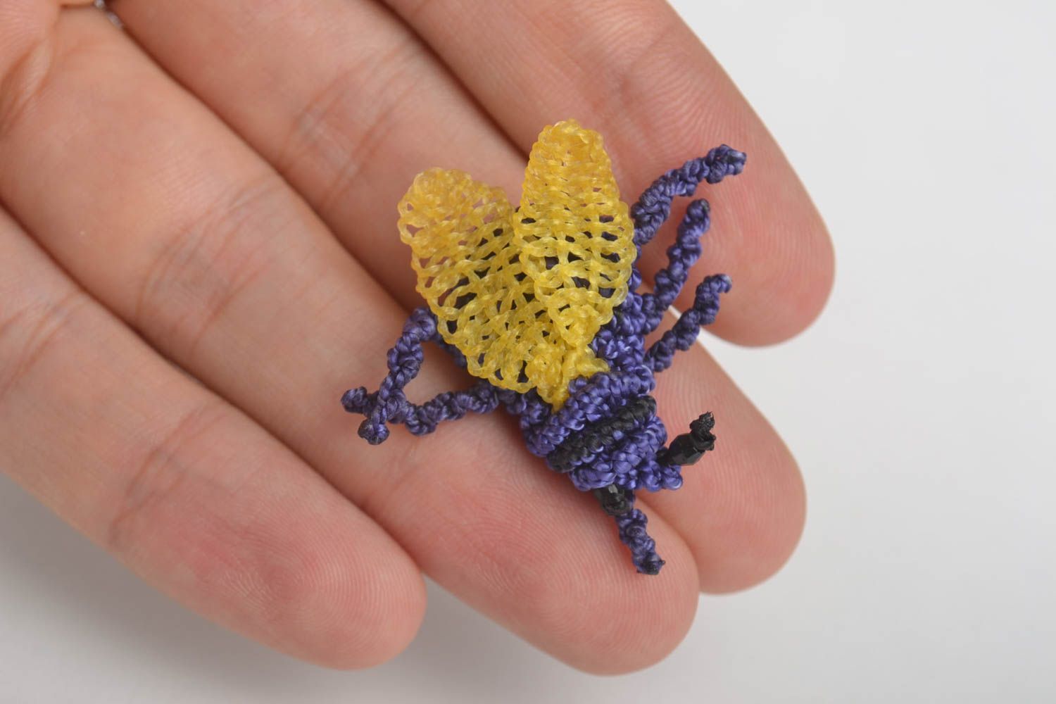Брошь животное ручной работы плетеная брошь украшение ручной работы муха синяя фото 2