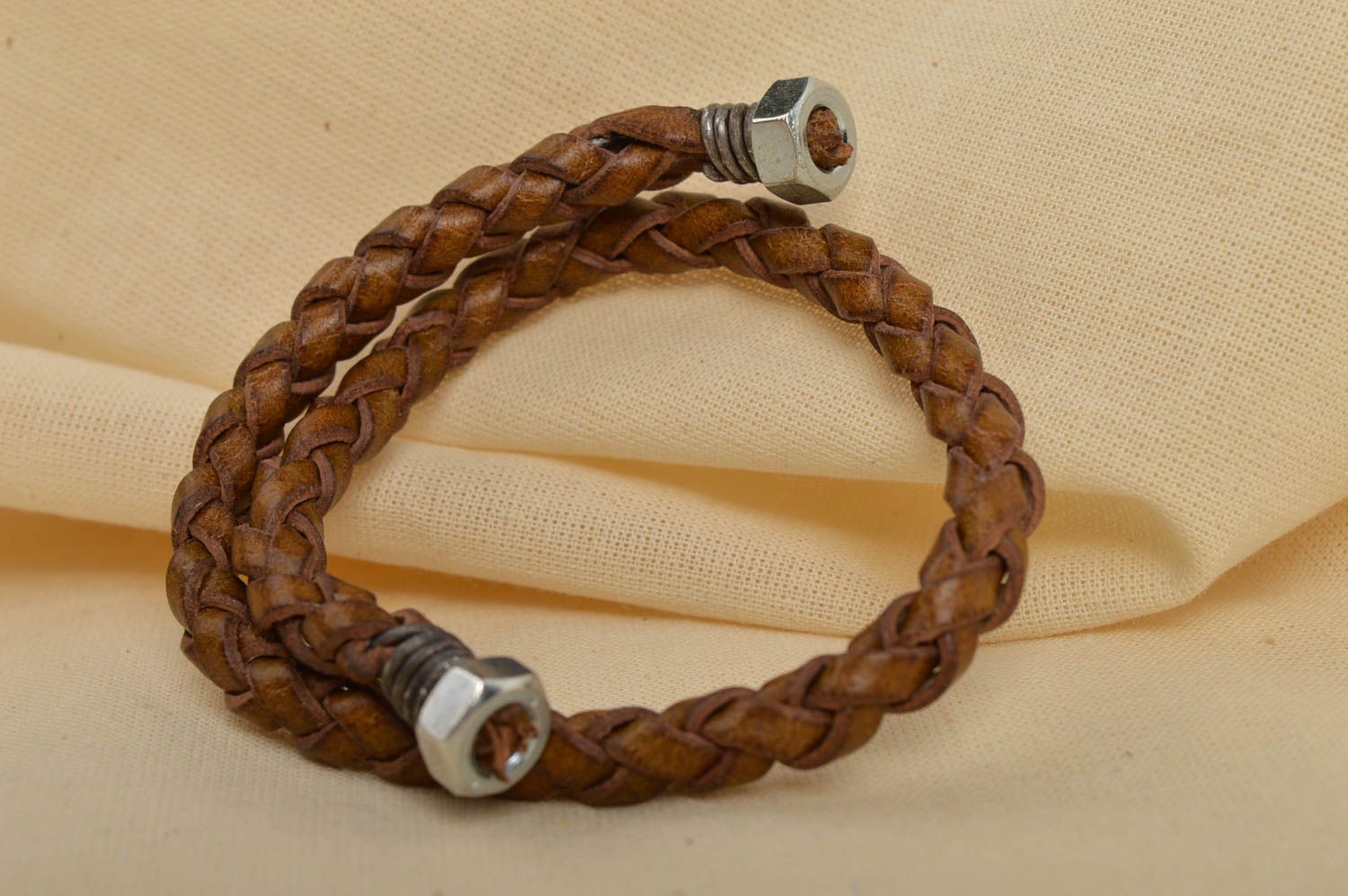 Bracelet en cuir tressé Bijou fait main brun design fantaisie Accessoire femme photo 1