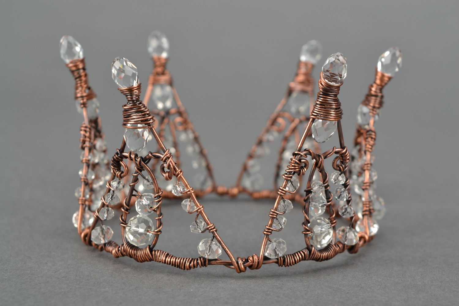 Corona de alambre de cobre con cristal en técnica de alambrismo foto 3