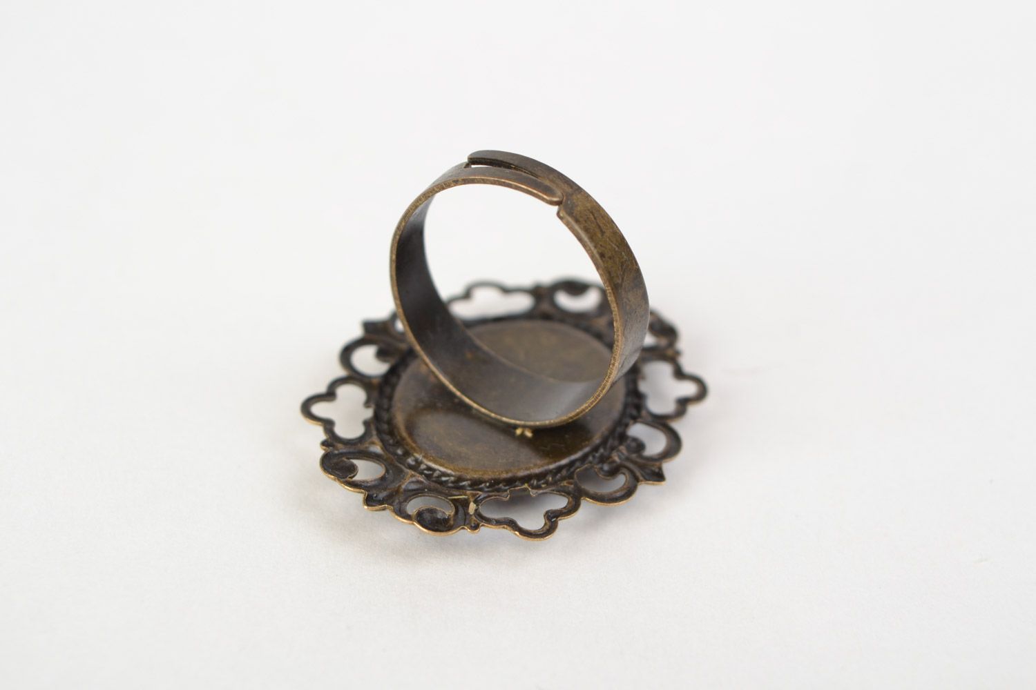 Кольцо с цветком в эпоксидной смоле на черном фоне винтажное ручная работа фото 4