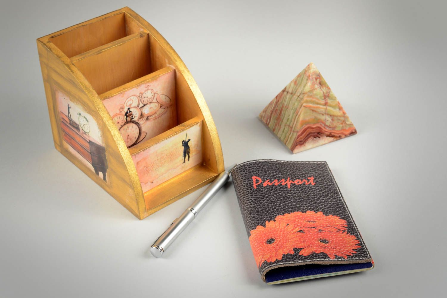 Funda de cuero artesanal regalo original estuche para pasaporte gerberas foto 1