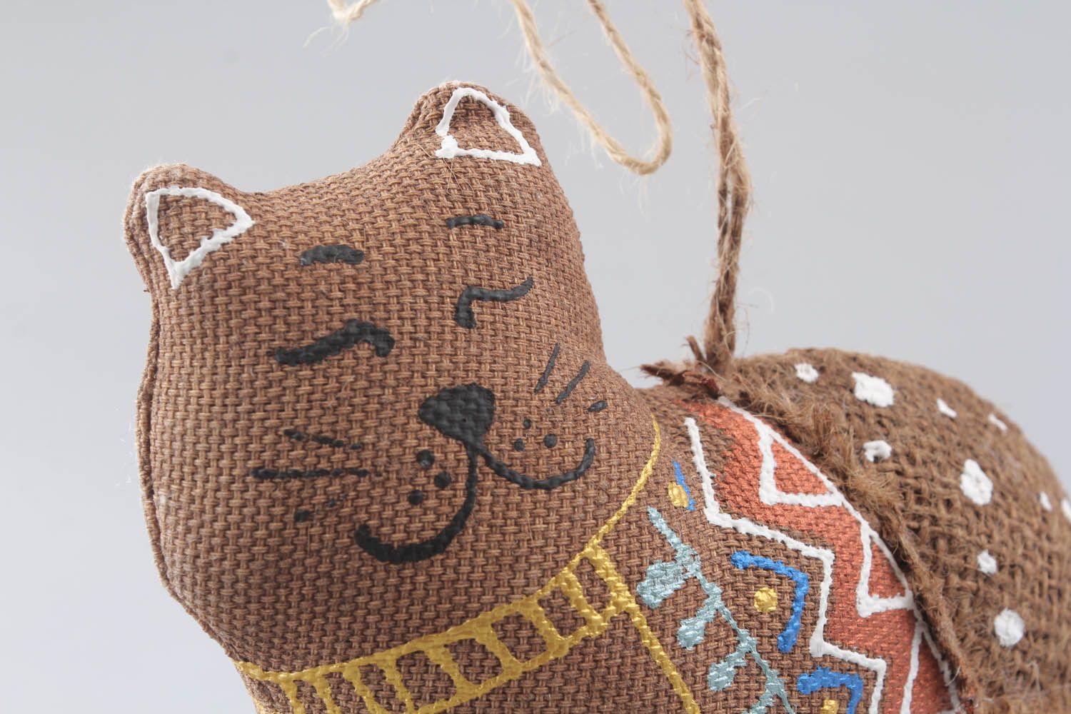 Pingente macio têxtil feito à mão de tecido para decoração do interior de materiais naturais Gata Murka foto 2