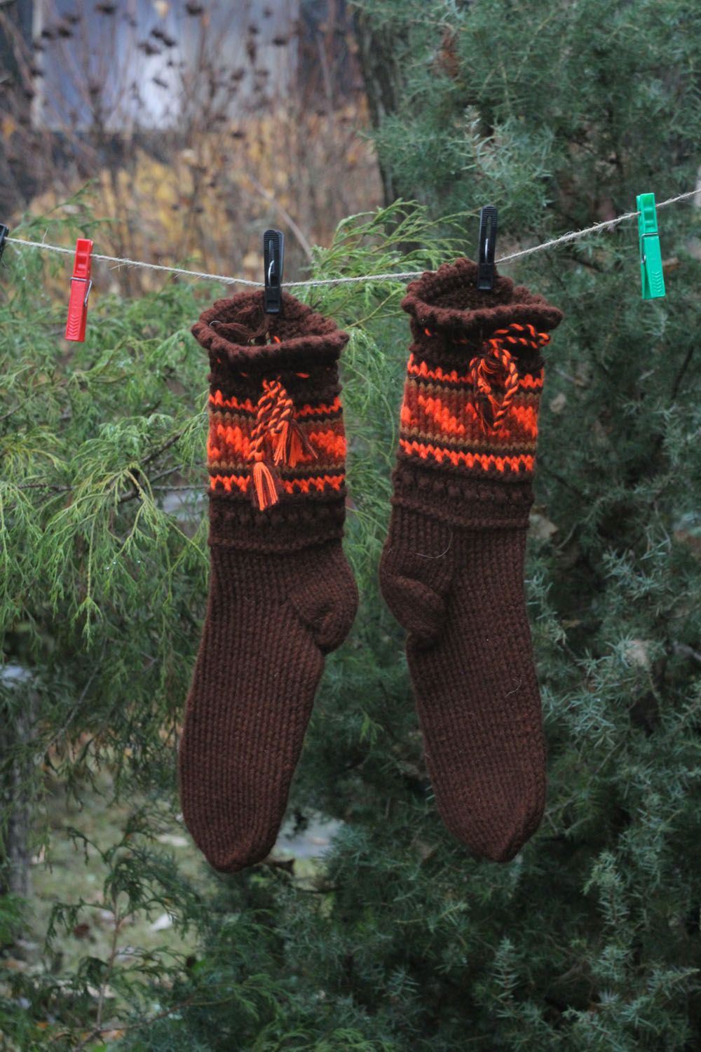Chaussettes tricotées brunes faites main photo 1
