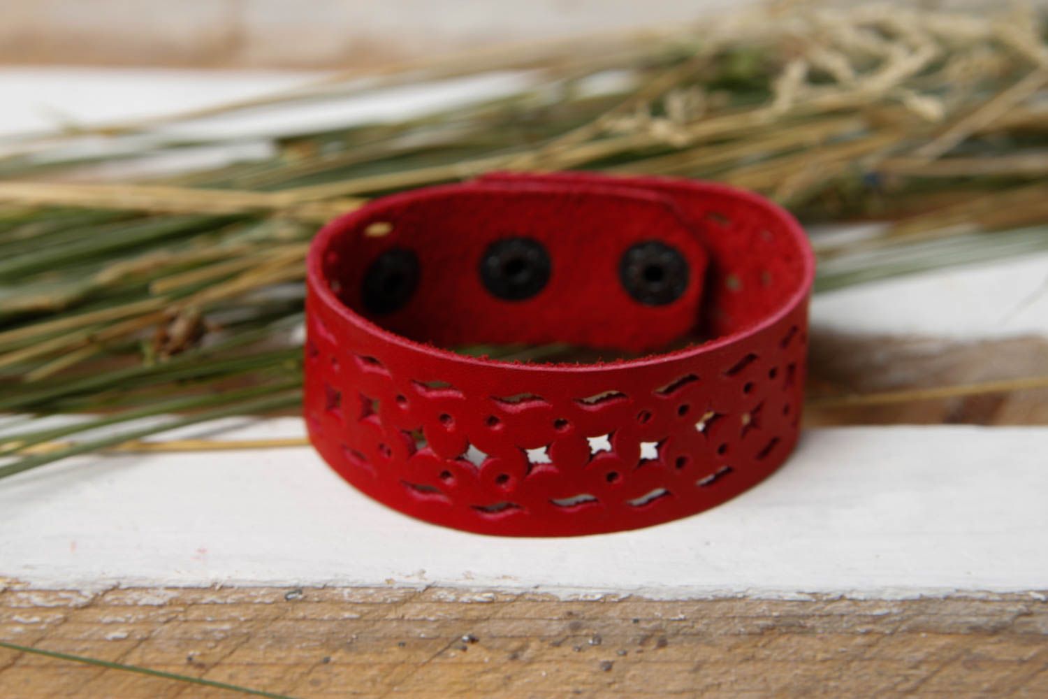 Bracelet cuir Bijou fait main large rouge design Accessoire en cuir original photo 1