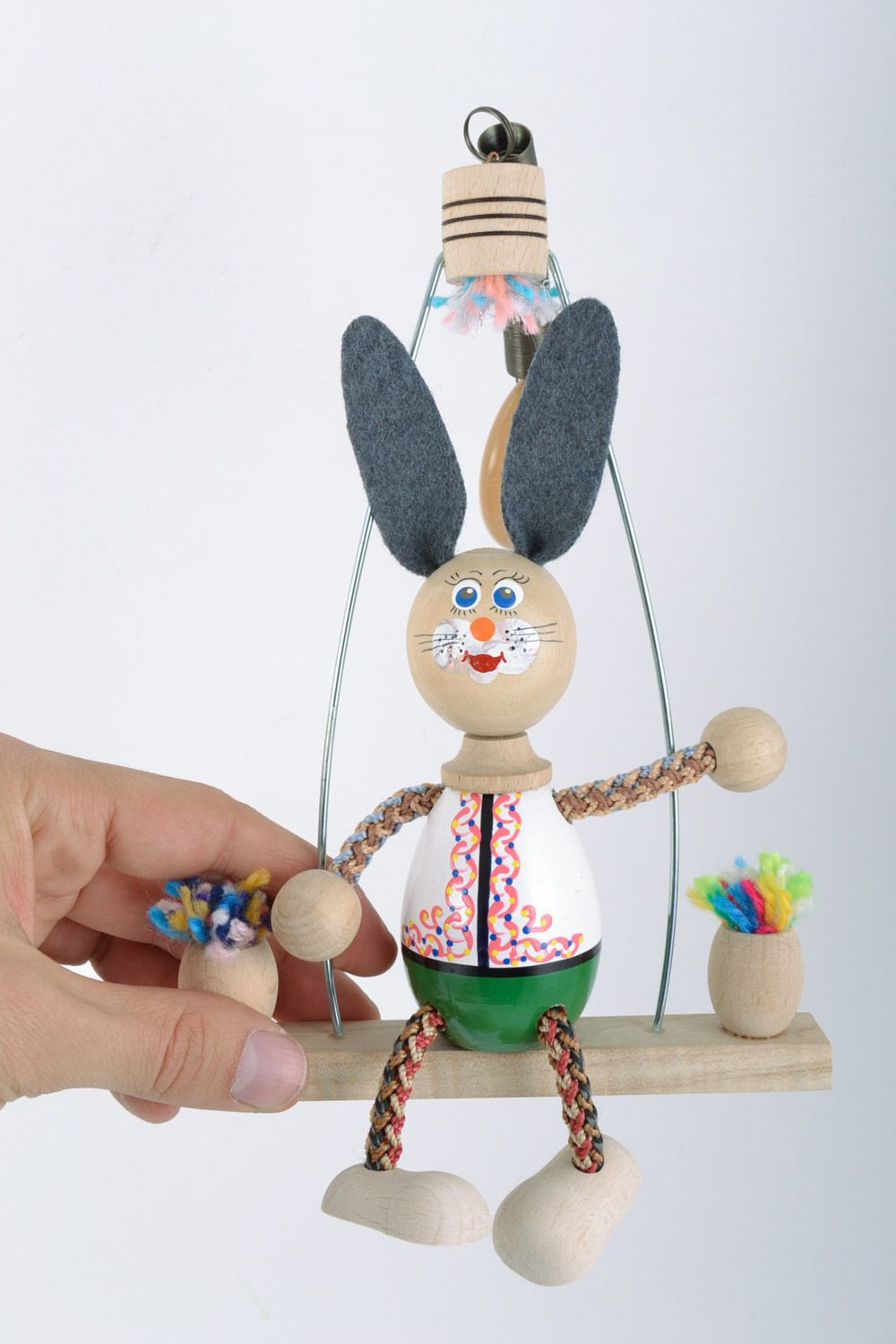 Baby Lernspielzeug aus Holz handgemacht umweltfreundlich Hase auf der Schaukel foto 2