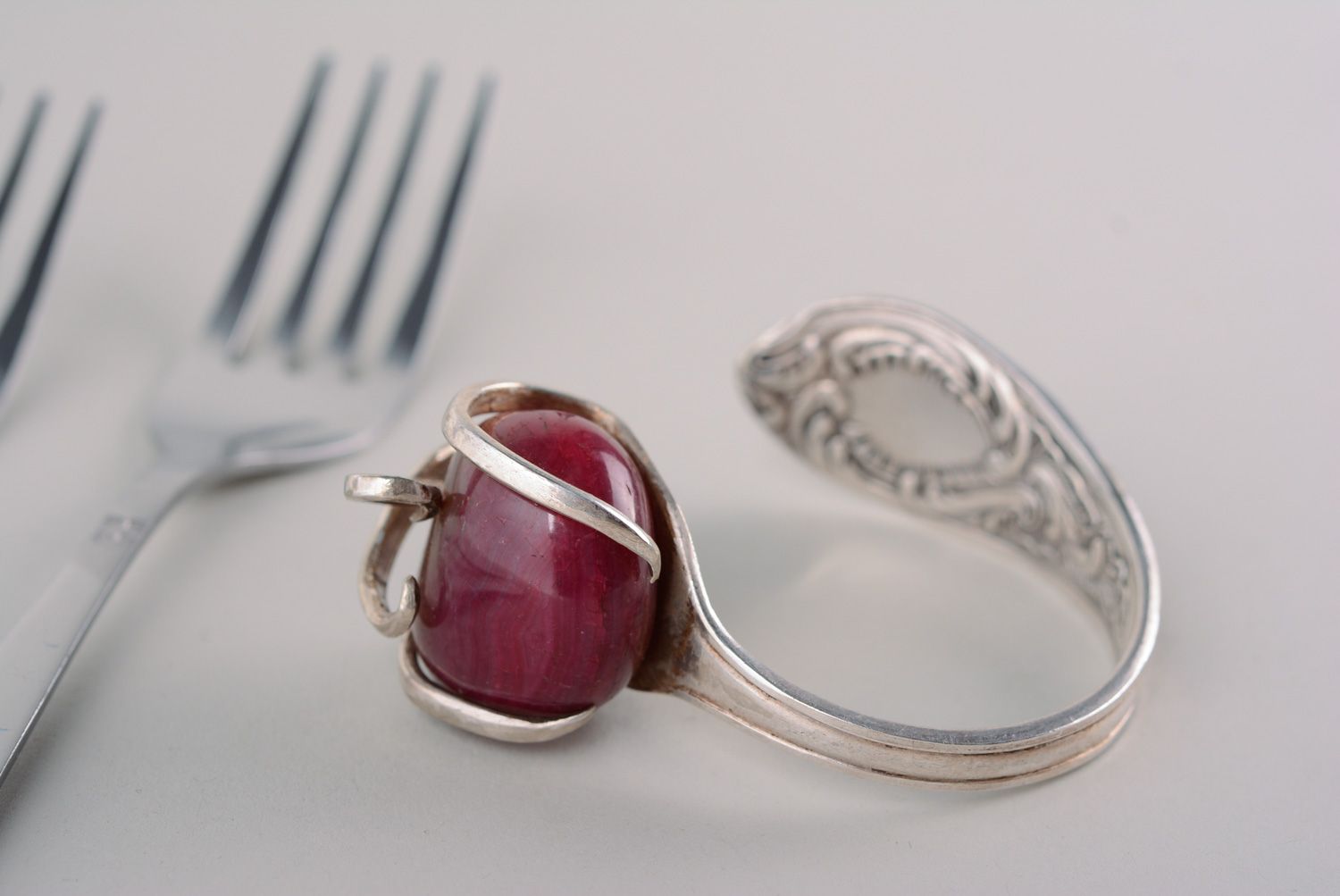 Bracelet en métal fait main design original avec pierre naturelle violette photo 1