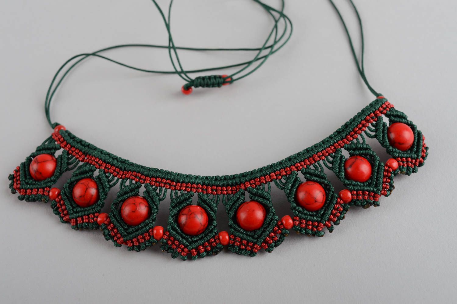Ожерелье из ниток украшения ручной работы с камнями вязаные серьги с подвесками фото 3