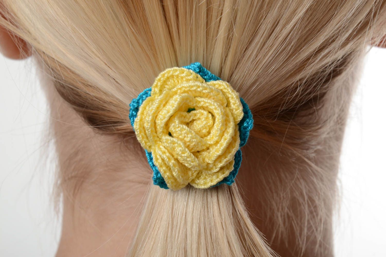 Яркая вязаная крючком резинка для волос в виде желто голубого цветка хэнд мэйд  фото 1