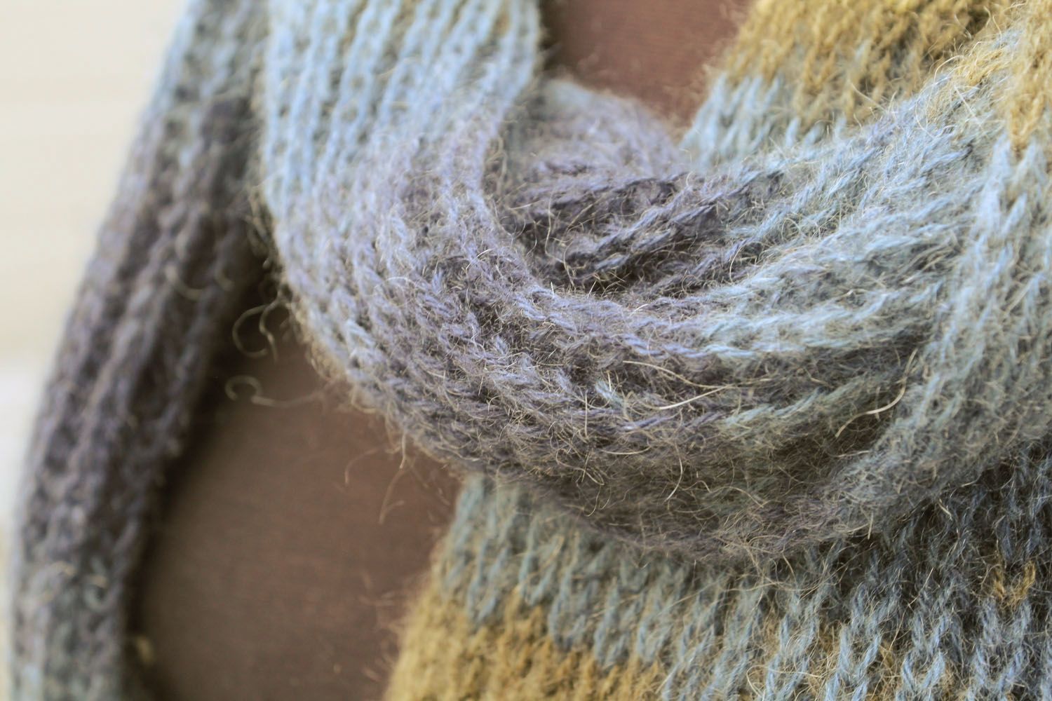 Écharpe féminine tricot main originale en laine angora photo 2