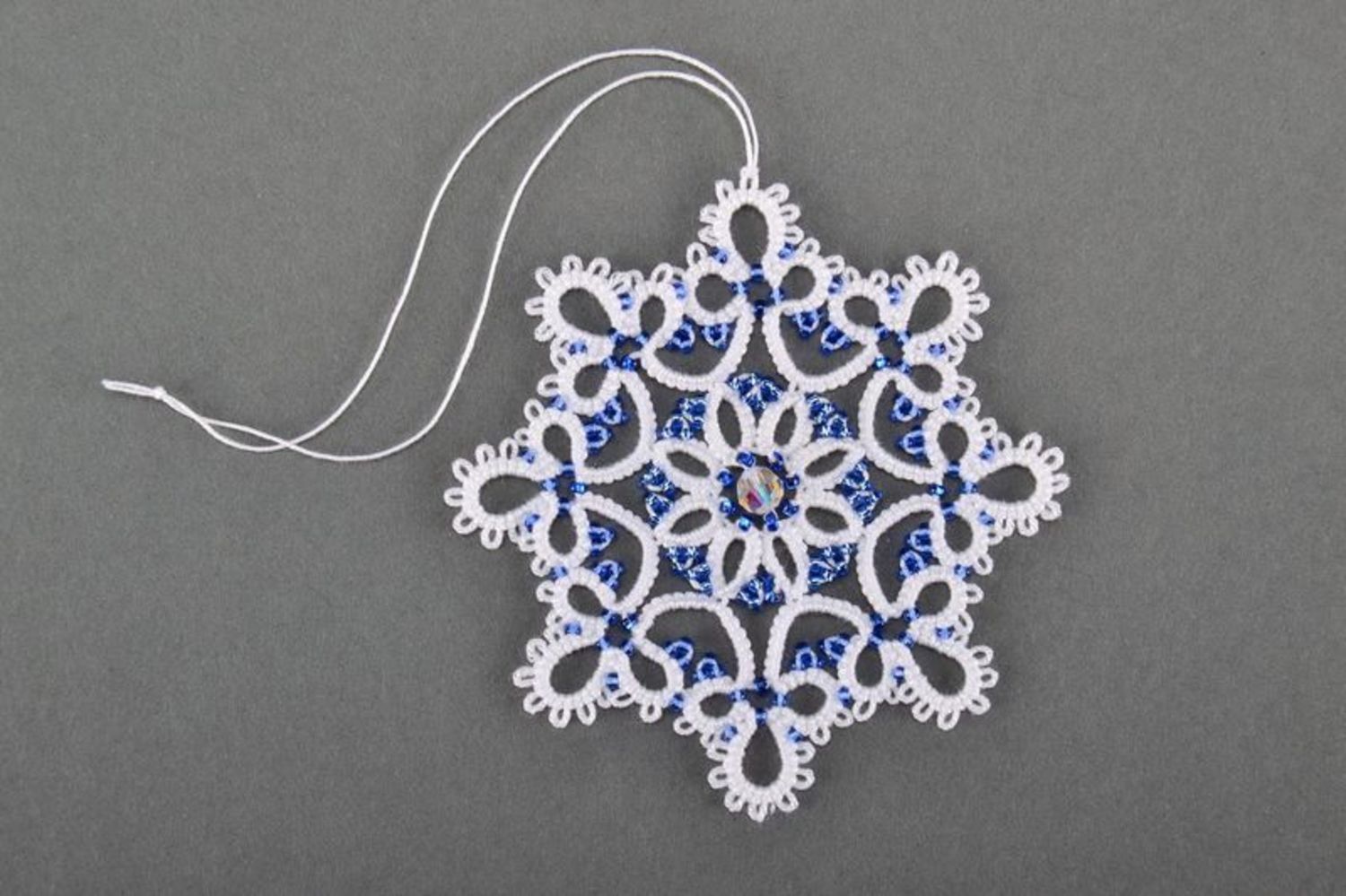 Елочное украшение из узелкового кружева Снежинка голубая фото 3