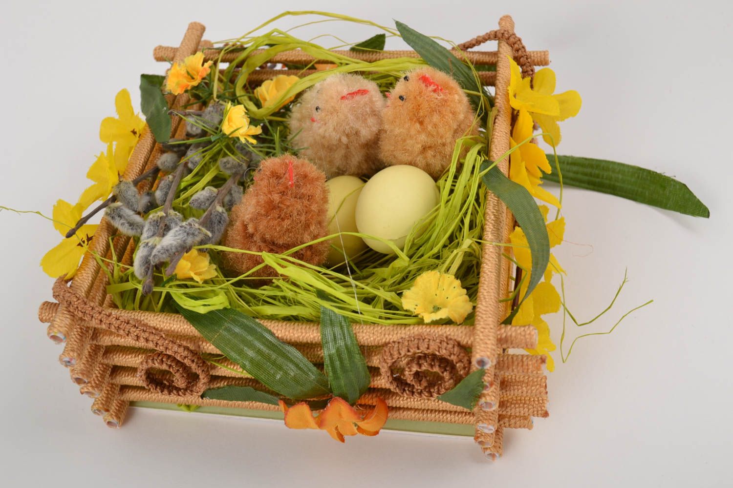 Композиция на Пасху в корзинке с яйцами цыплятами и цветами ручная работа фото 5
