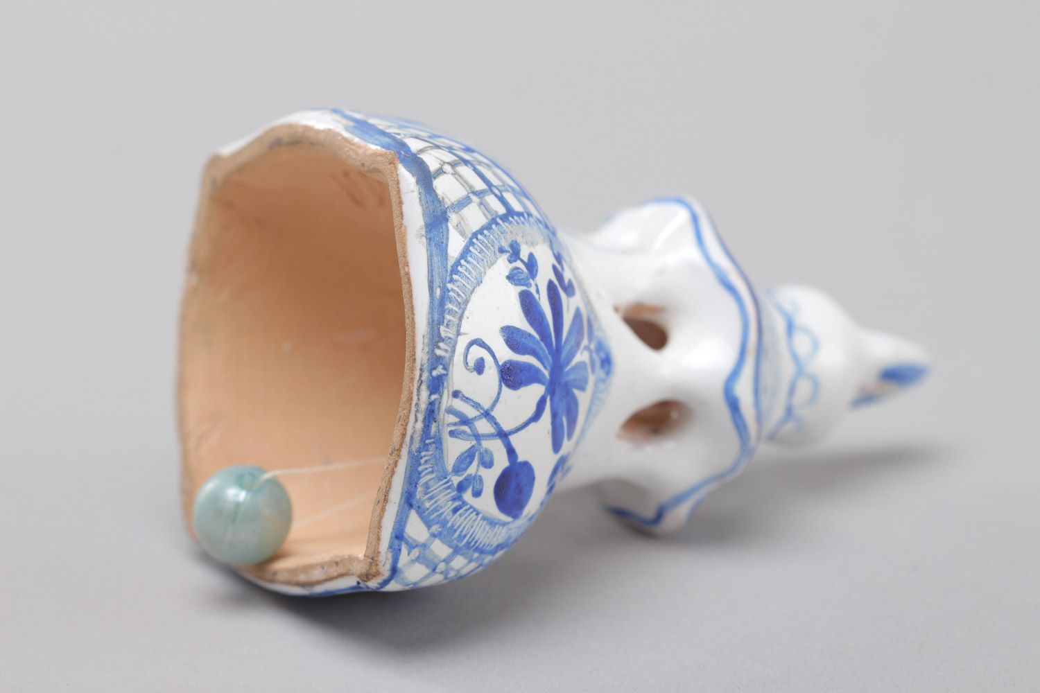 Petite cloche en céramique blanc-bleu peint d'émail fait main original photo 3