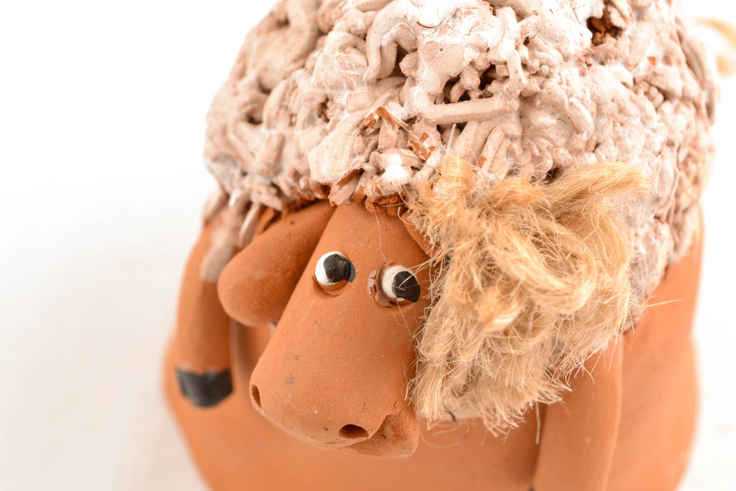 Campanello d'autore in ceramica fatto a mano a forma di agnello divertente
 foto 4