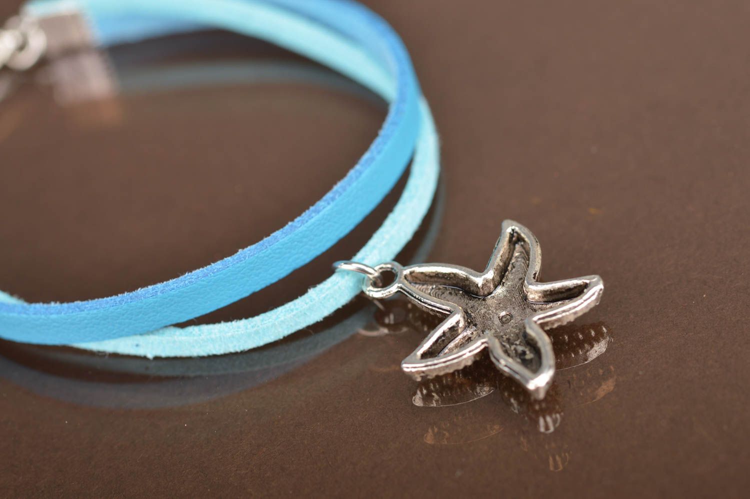 Bracelet bleu ciel cuir et suède avec breloque original fait main Étoile de mer photo 5