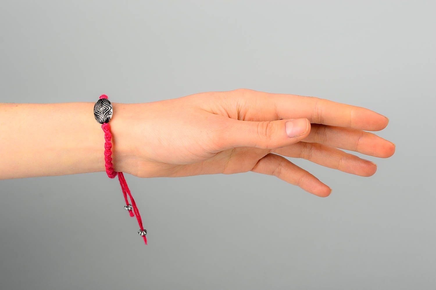 Bracelet en fils Bijou fait main rose avec élément en métal Cadeau pour femme photo 2