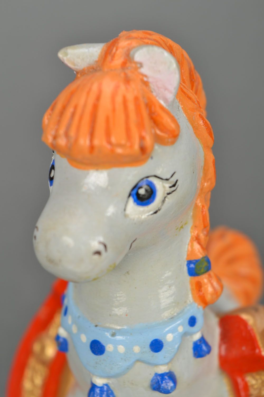 Figura artesanal de caballo de yeso foto 4