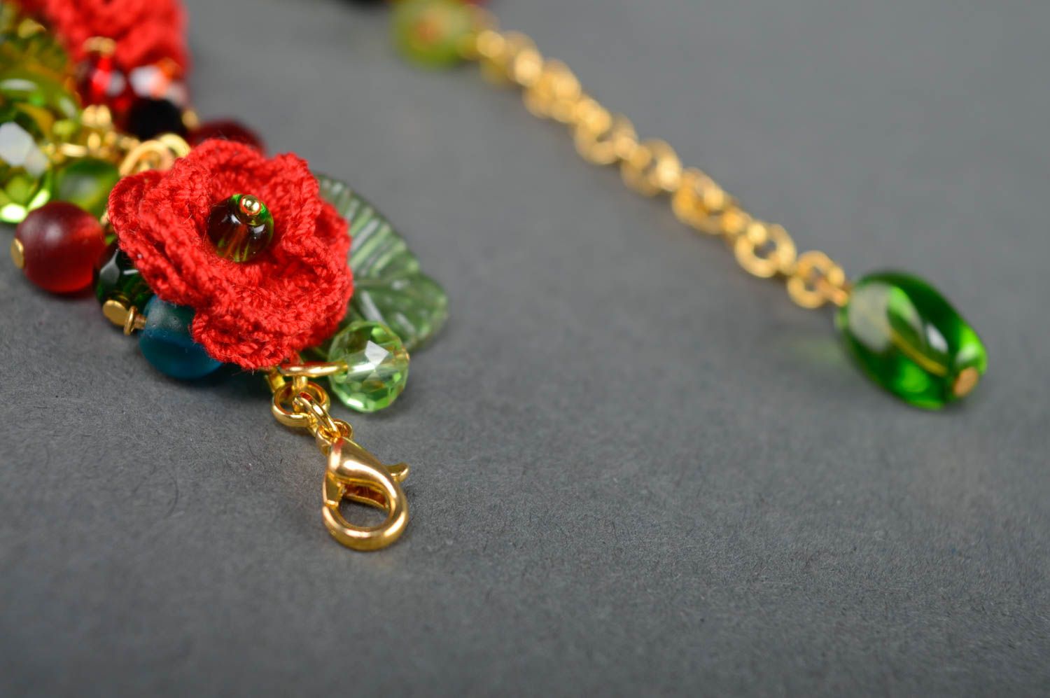 Bracelet fait main avec fleurs tricotées et perles fantaisie fait main photo 4